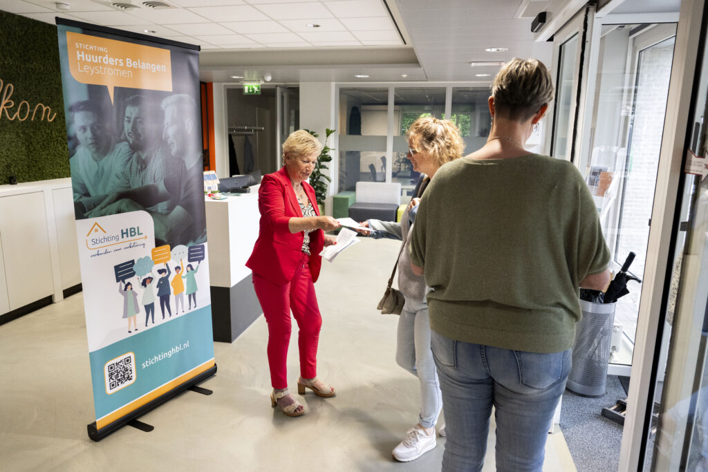 Angeline en Lia ontvangen bezoeker huurdersconsultatie